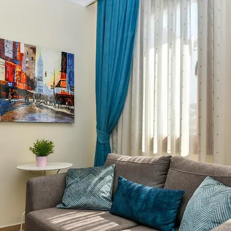 Perdikia - 4 Bedroom Holiday For Rent In *