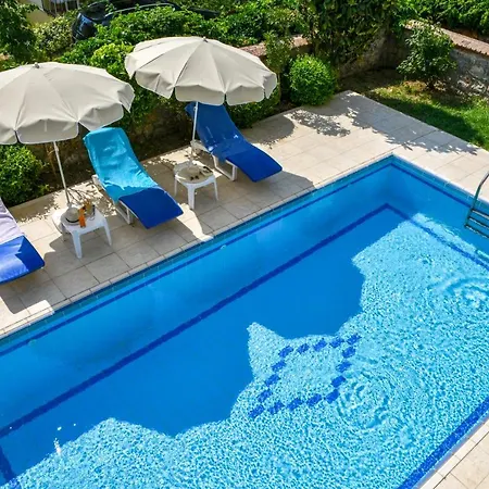 Perdikia - 4 Bedroom Holiday For Rent In *