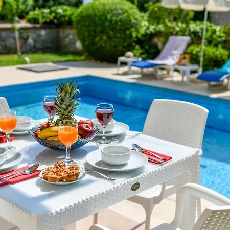 Perdikia - 4 Bedroom Holiday For Rent In